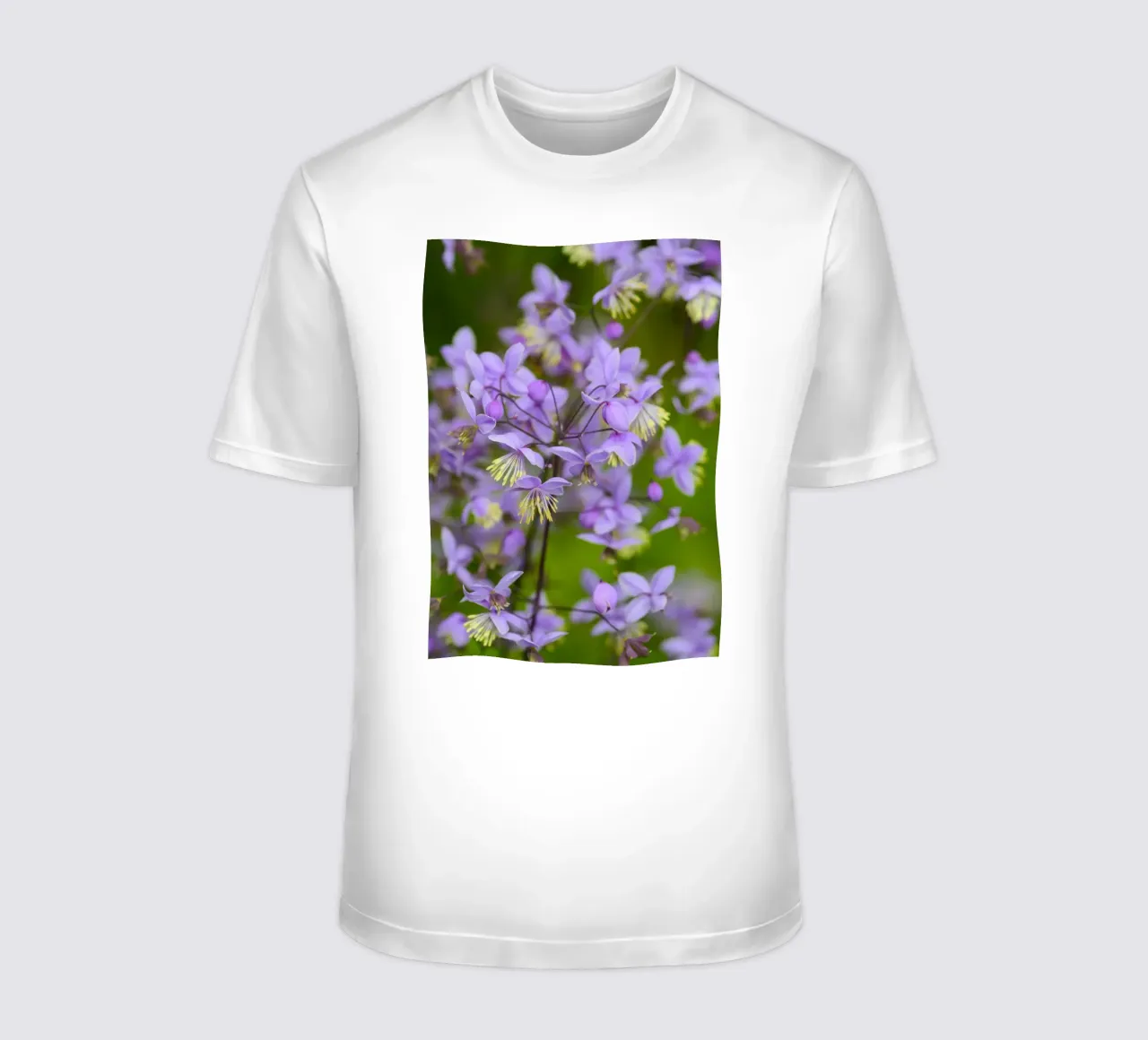 Incantevoli fiori viola selvatici t-shirt da Curious Collections by Marielle Leenders