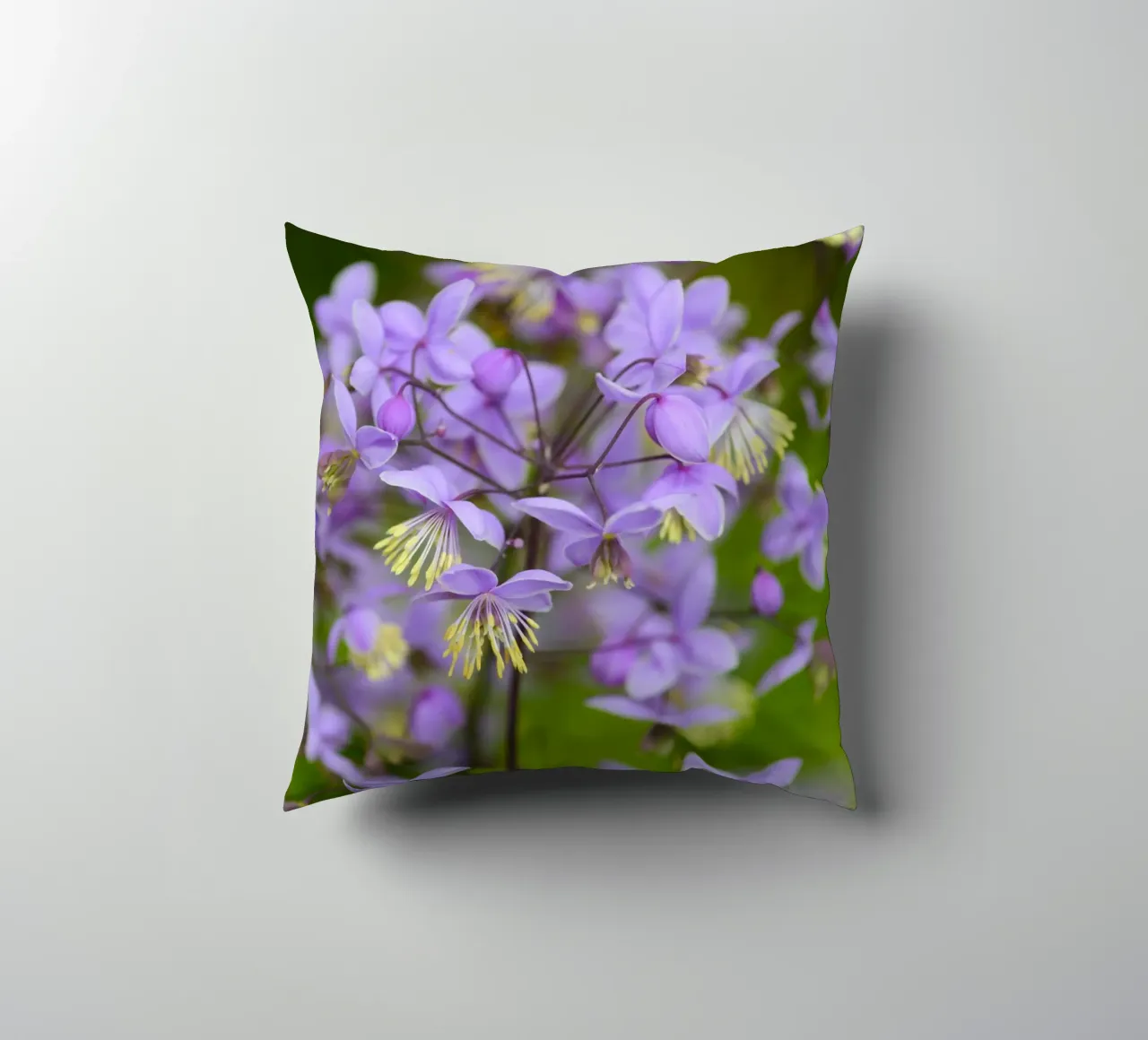Incantevoli fiori viola selvatici cuscino da Curious Collections by Marielle Leenders