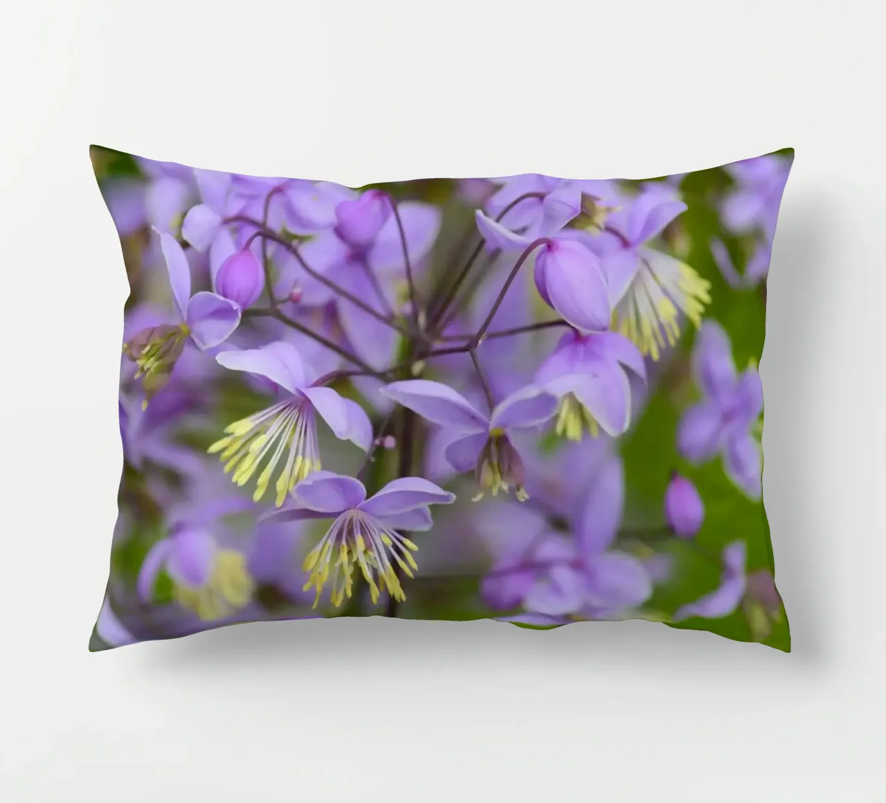 Incantevoli fiori viola selvatici cuscino da Curious Collections by Marielle Leenders