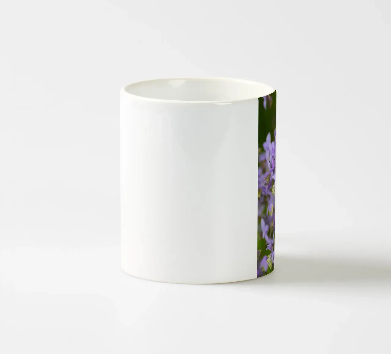 Incantevoli fiori viola selvatici tazza in ceramica da Curious Collections by Marielle Leenders