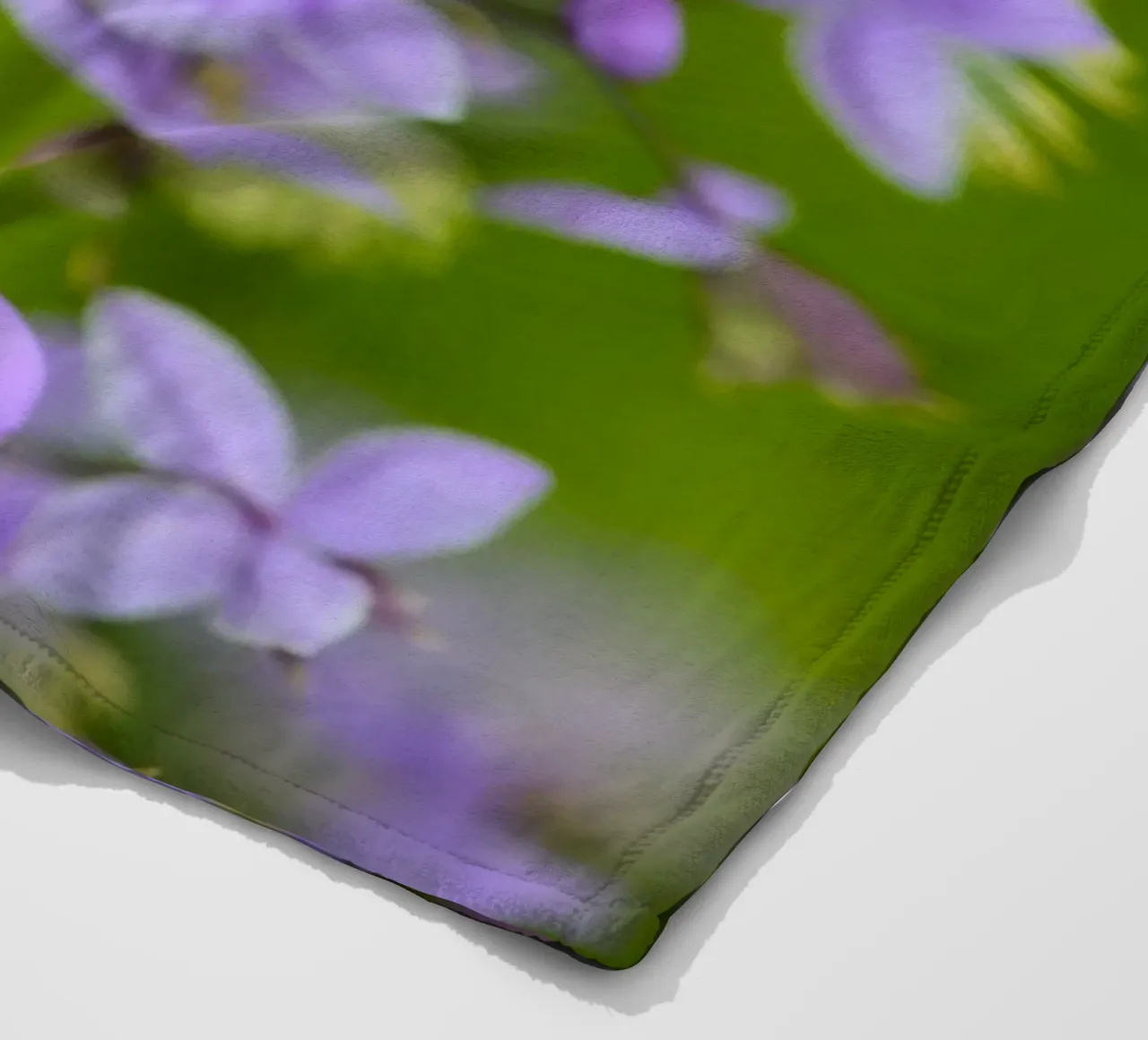 Incantevoli fiori viola selvatici coperta in pile da Curious Collections by Marielle Leenders