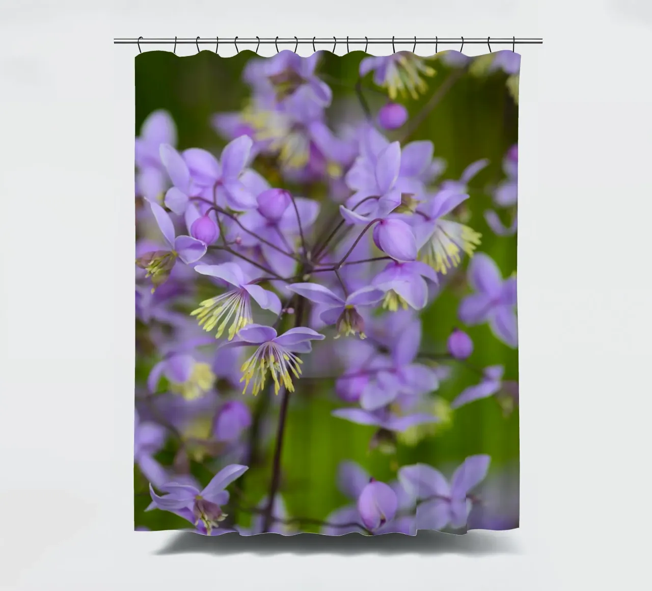 Incantevoli fiori viola selvatici tenda da doccia da Curious Collections by Marielle Leenders