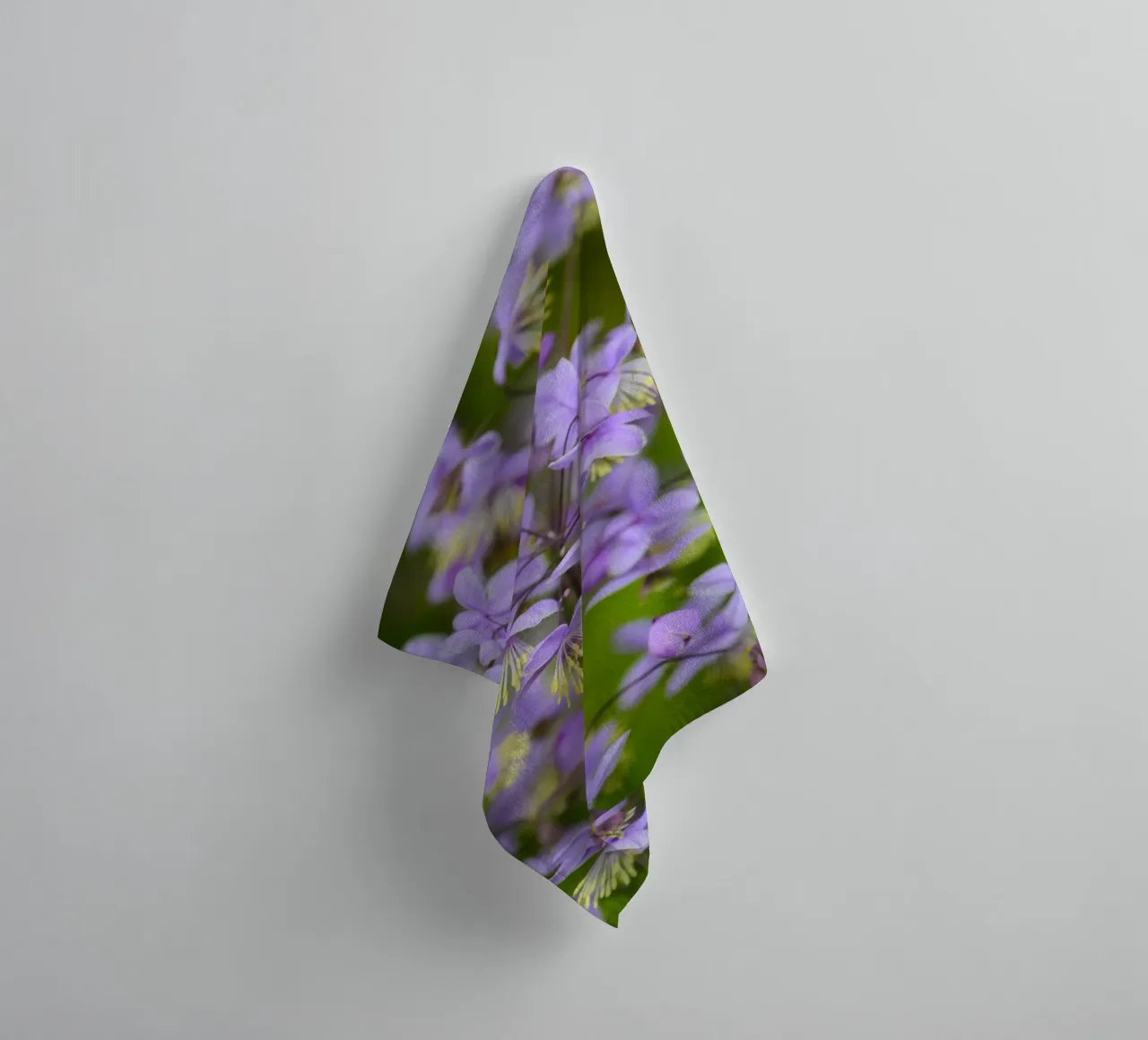 Incantevoli fiori viola selvatici asciugamano da bagno da Curious Collections by Marielle Leenders