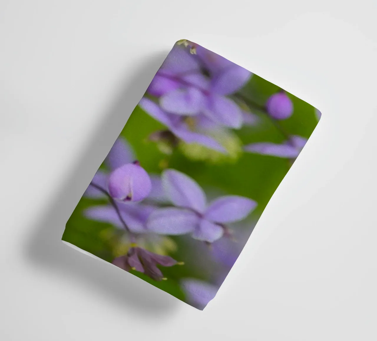 Incantevoli fiori viola selvatici asciugamano da bagno da Curious Collections by Marielle Leenders