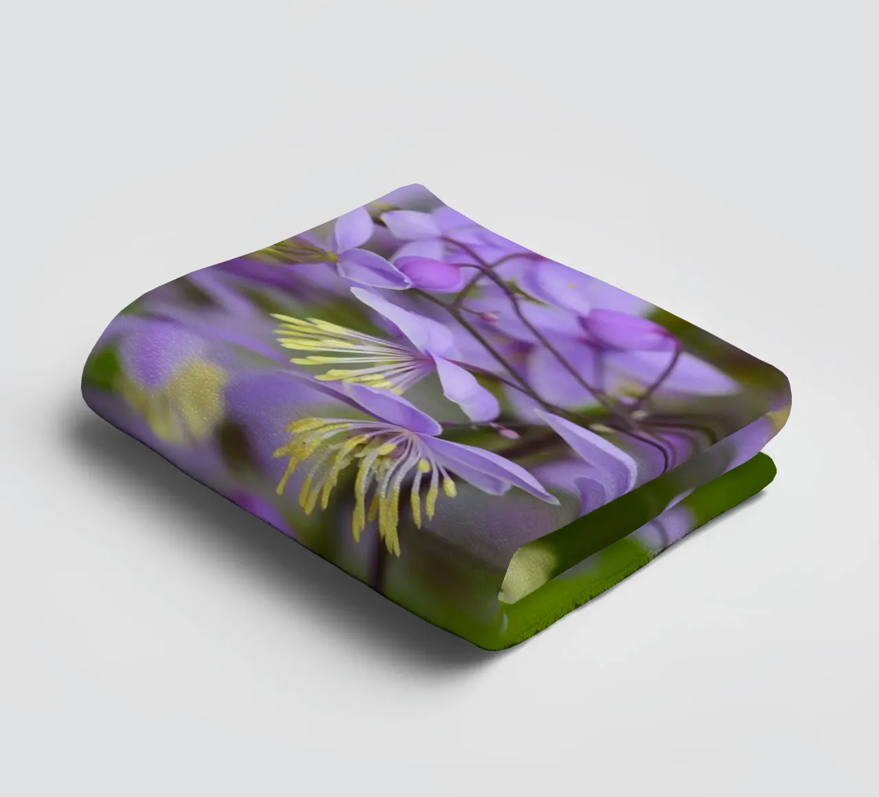 Incantevoli fiori viola selvatici asciugamano da bagno da Curious Collections by Marielle Leenders