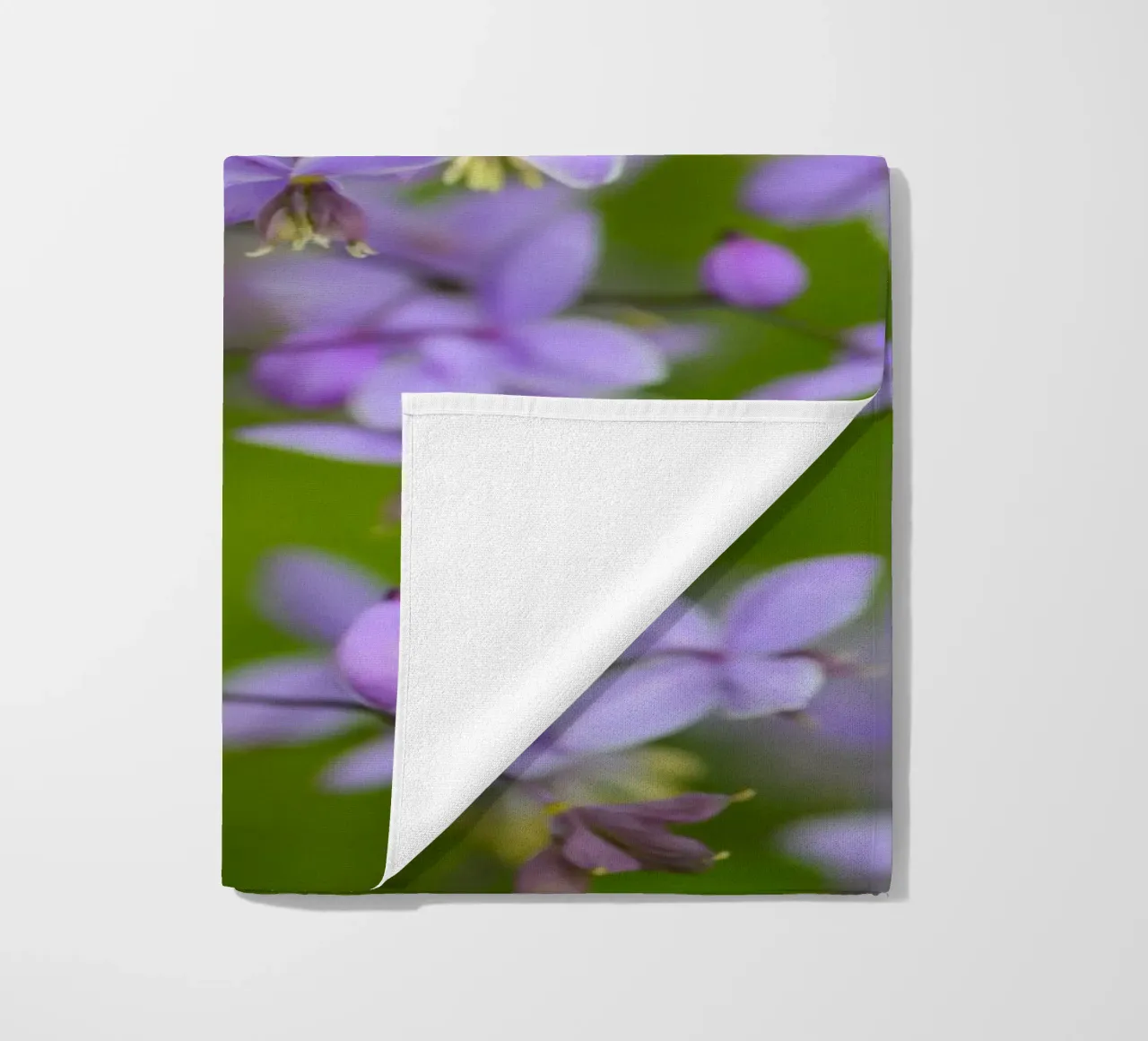 Incantevoli fiori viola selvatici telo mare da Curious Collections by Marielle Leenders