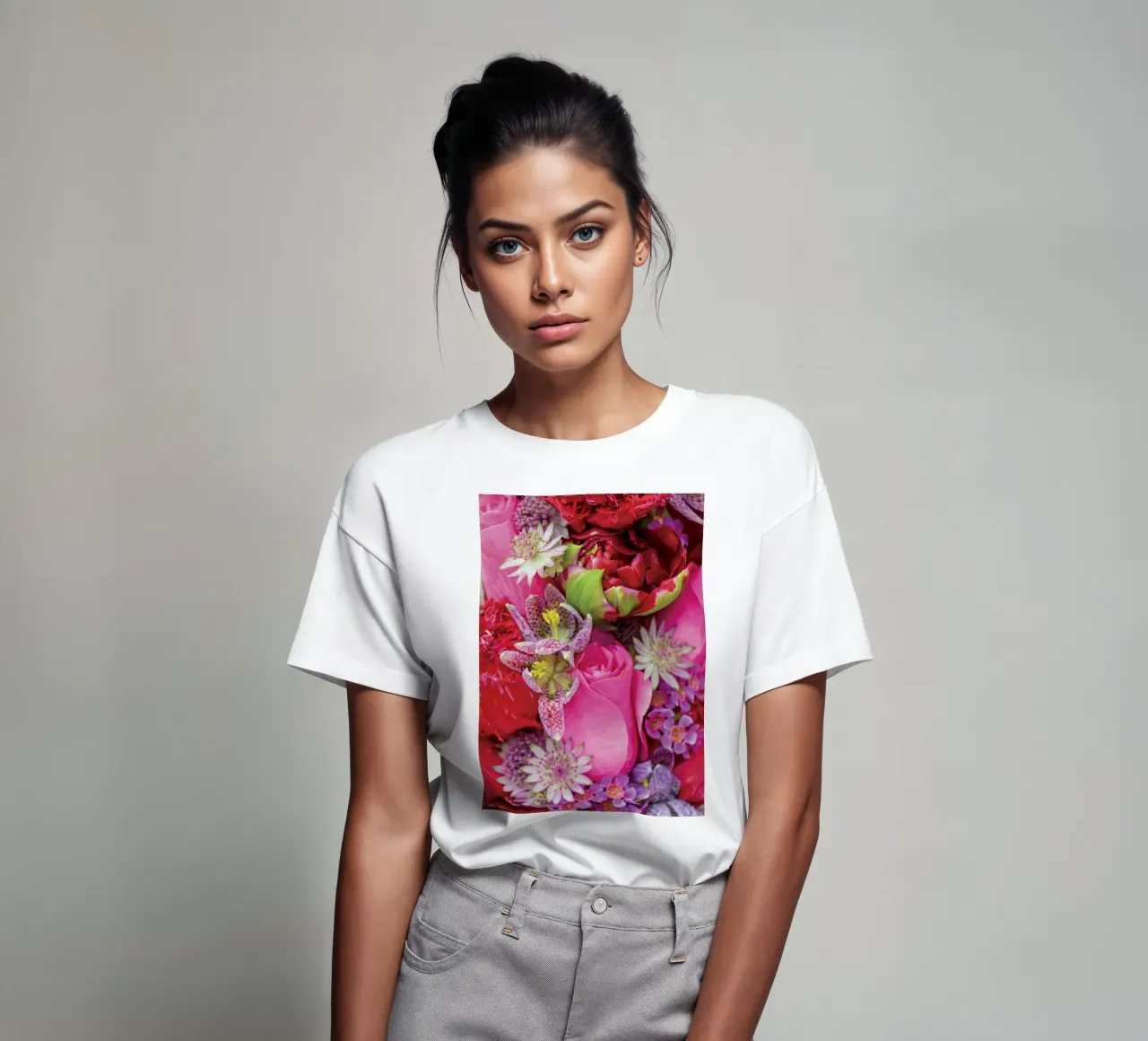Incantevole composizione floreale t-shirt da Curious Collections by Marielle Leenders
