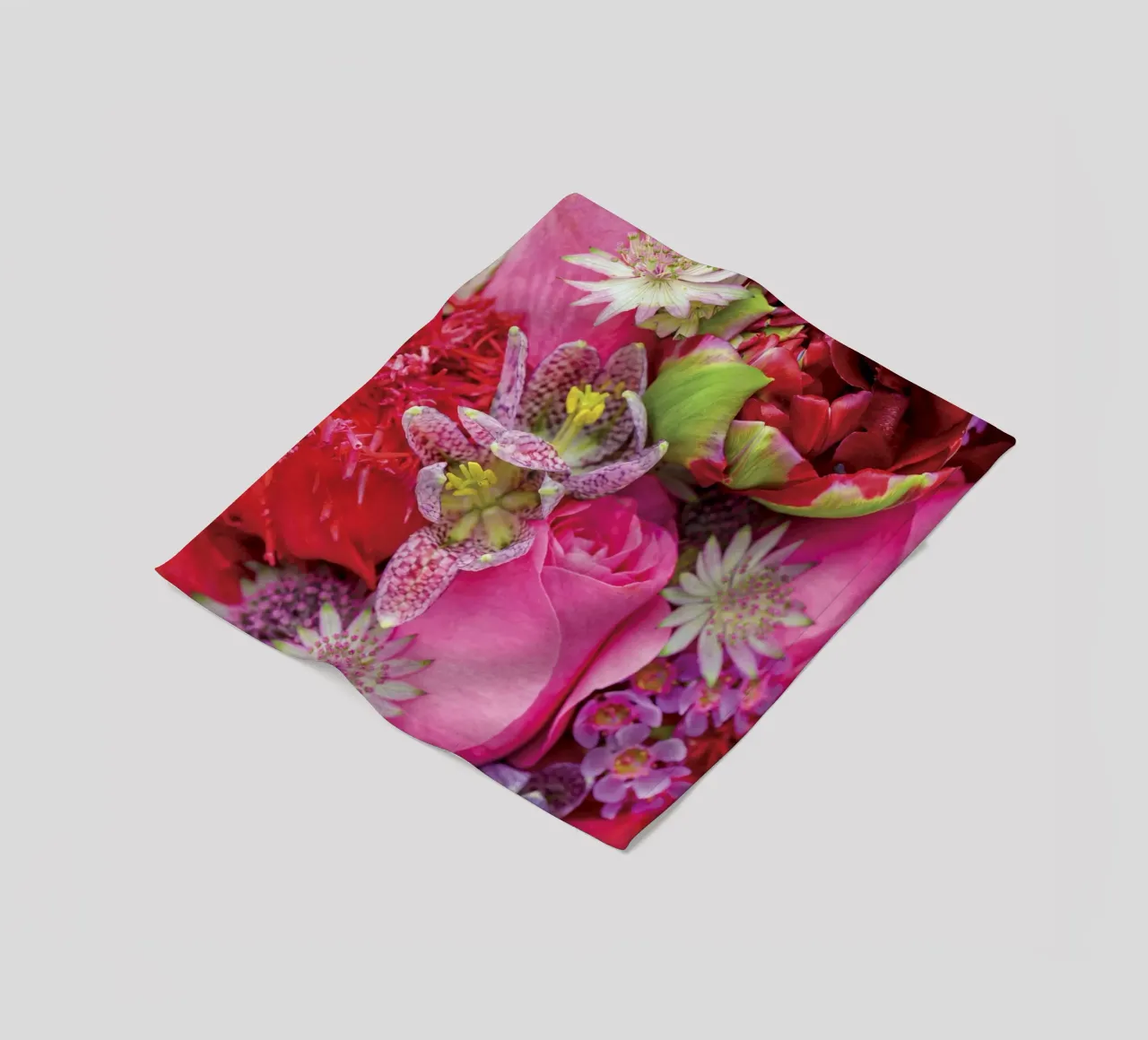 Incantevole composizione floreale coperta in pile da Curious Collections by Marielle Leenders