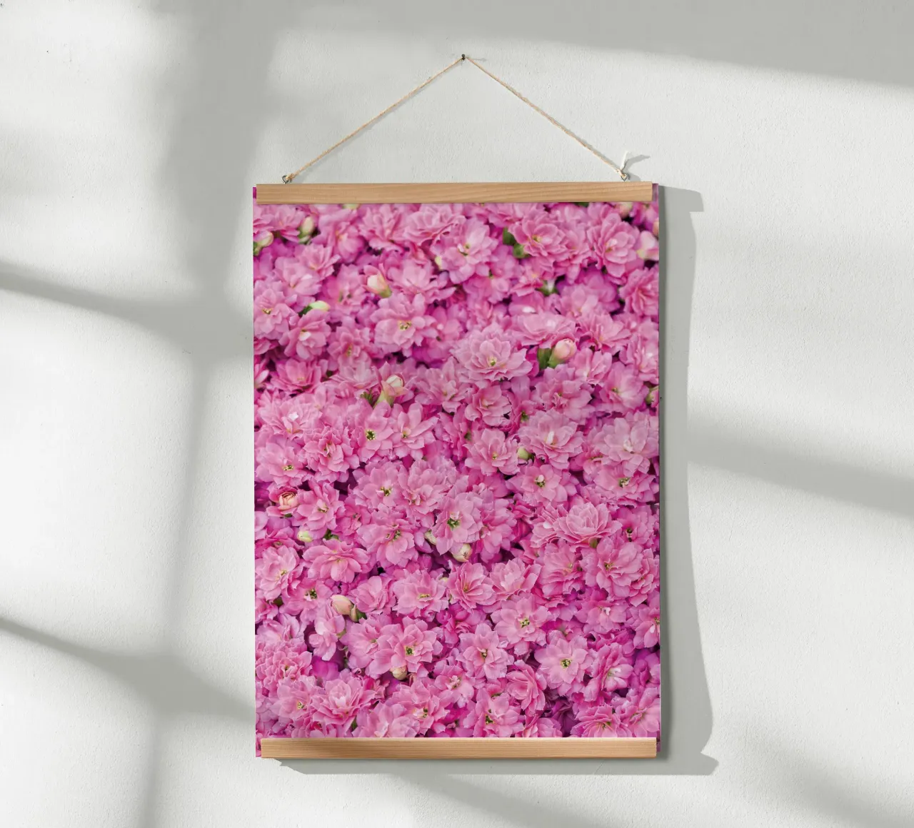 Dolce e grazioso: Adorabili piccoli fiori rosa poster con telaio in legno da Curious Collections by Marielle Leenders