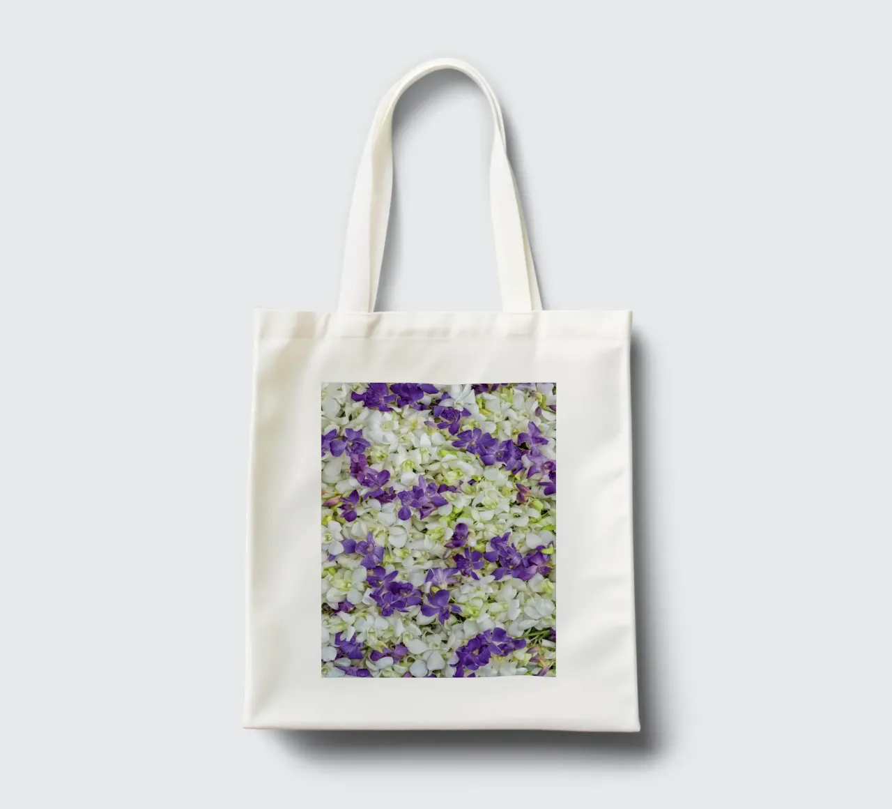 Un tocco di eleganza: Letto di orchidee bianche e viola borsa in juta da Curious Collections by Marielle Leenders