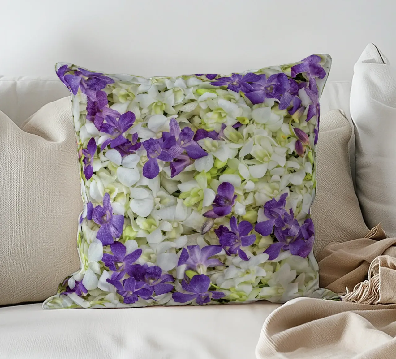 Un tocco di eleganza: Letto di orchidee bianche e viola cuscino da Curious Collections by Marielle Leenders