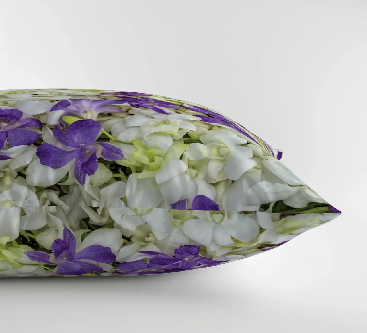Un tocco di eleganza: Letto di orchidee bianche e viola cuscino da Curious Collections by Marielle Leenders
