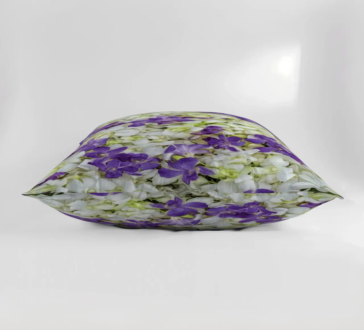 Un tocco di eleganza: Letto di orchidee bianche e viola cuscino da Curious Collections by Marielle Leenders