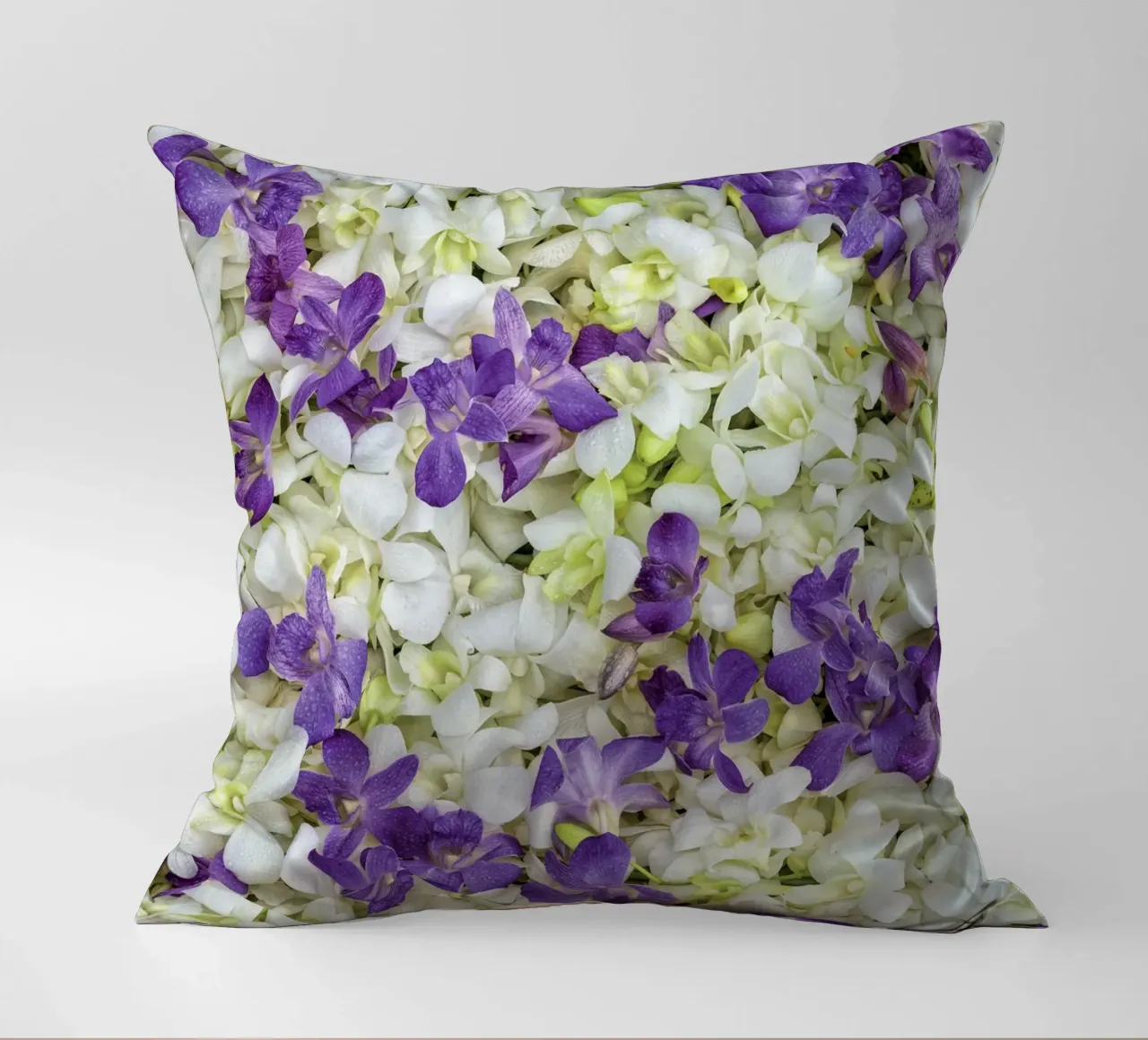 Un tocco di eleganza: Letto di orchidee bianche e viola cuscino da Curious Collections by Marielle Leenders
