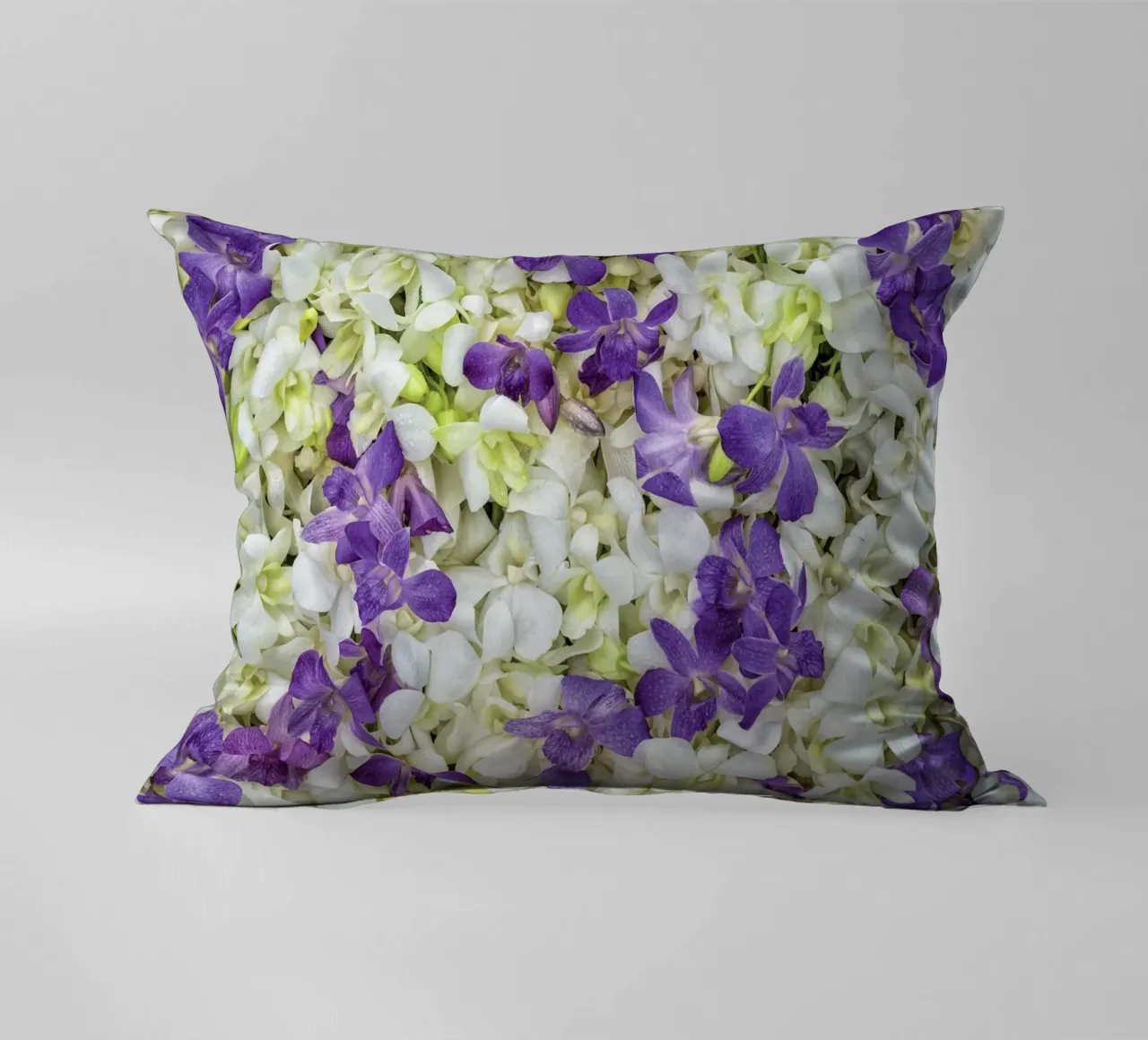 Un tocco di eleganza: Letto di orchidee bianche e viola cuscino da Curious Collections by Marielle Leenders