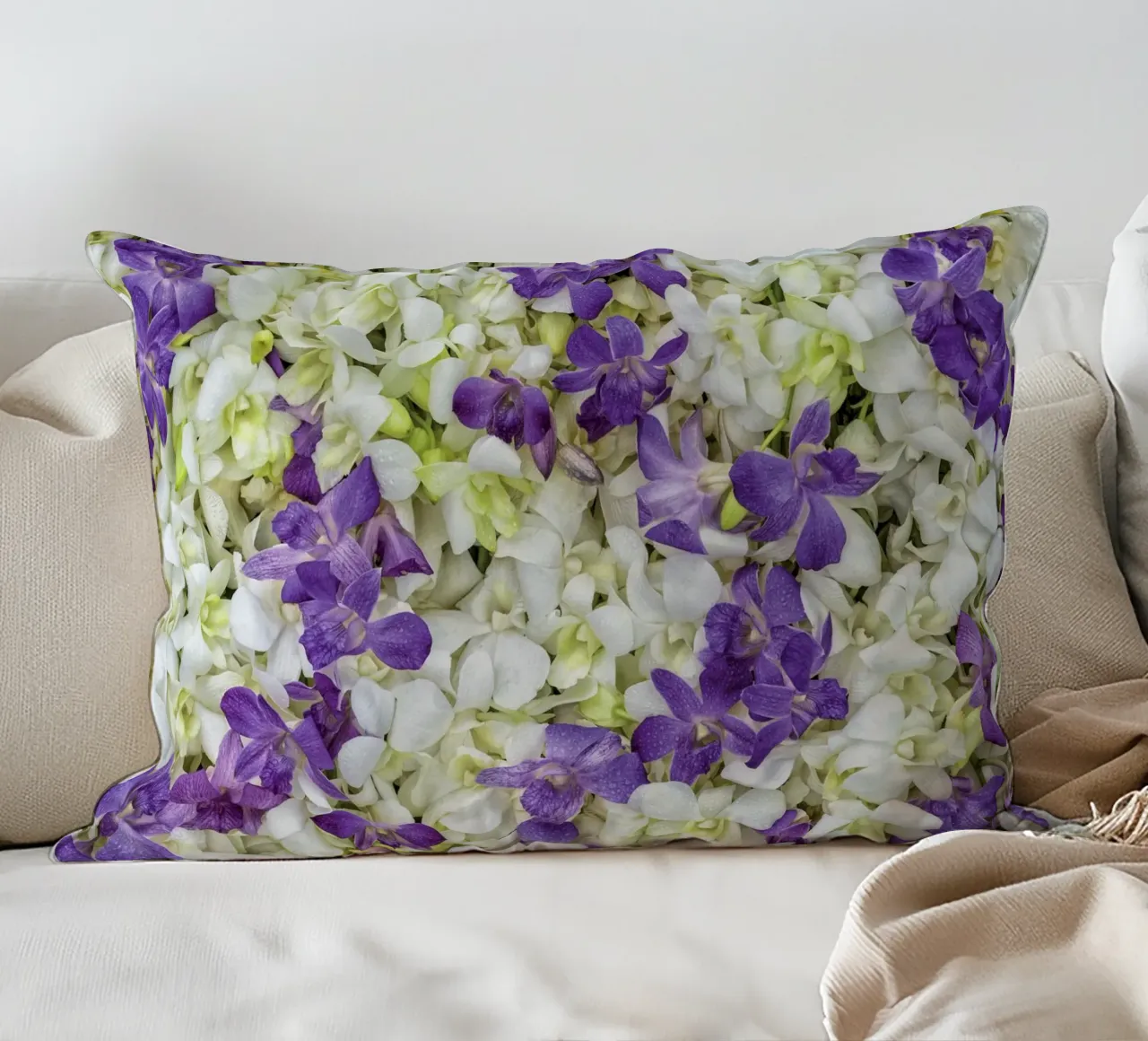Un tocco di eleganza: Letto di orchidee bianche e viola cuscino da Curious Collections by Marielle Leenders