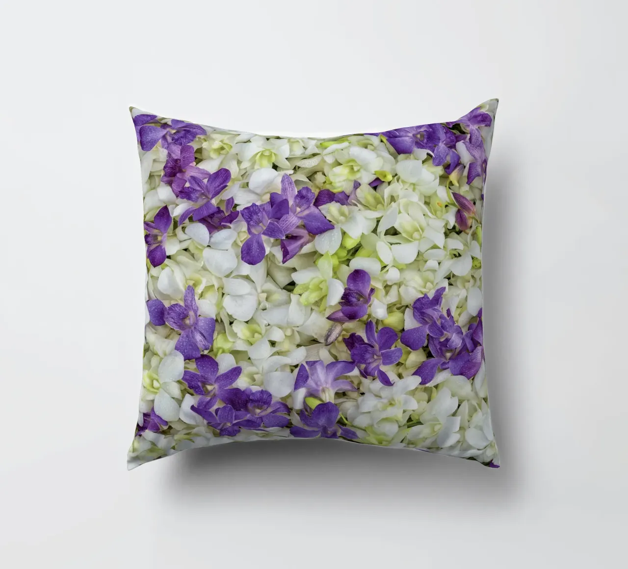 Un tocco di eleganza: Letto di orchidee bianche e viola cuscino da Curious Collections by Marielle Leenders