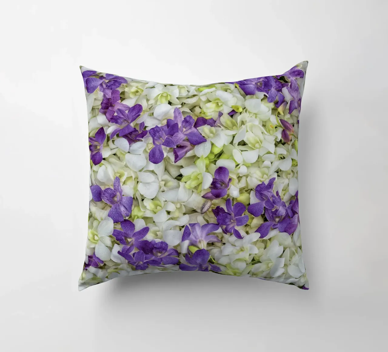 Un tocco di eleganza: Letto di orchidee bianche e viola cuscino da Curious Collections by Marielle Leenders