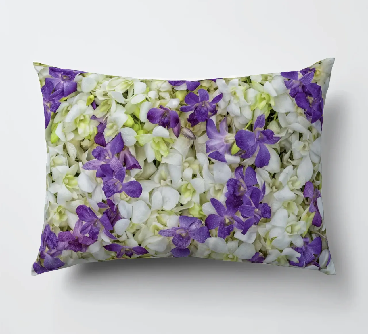Un tocco di eleganza: Letto di orchidee bianche e viola cuscino da Curious Collections by Marielle Leenders