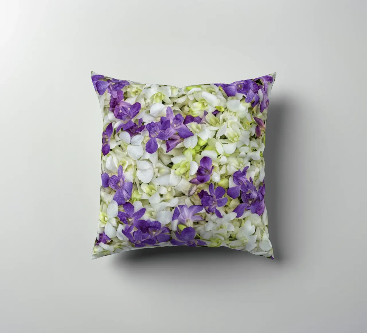 Un tocco di eleganza: Letto di orchidee bianche e viola cuscino da Curious Collections by Marielle Leenders