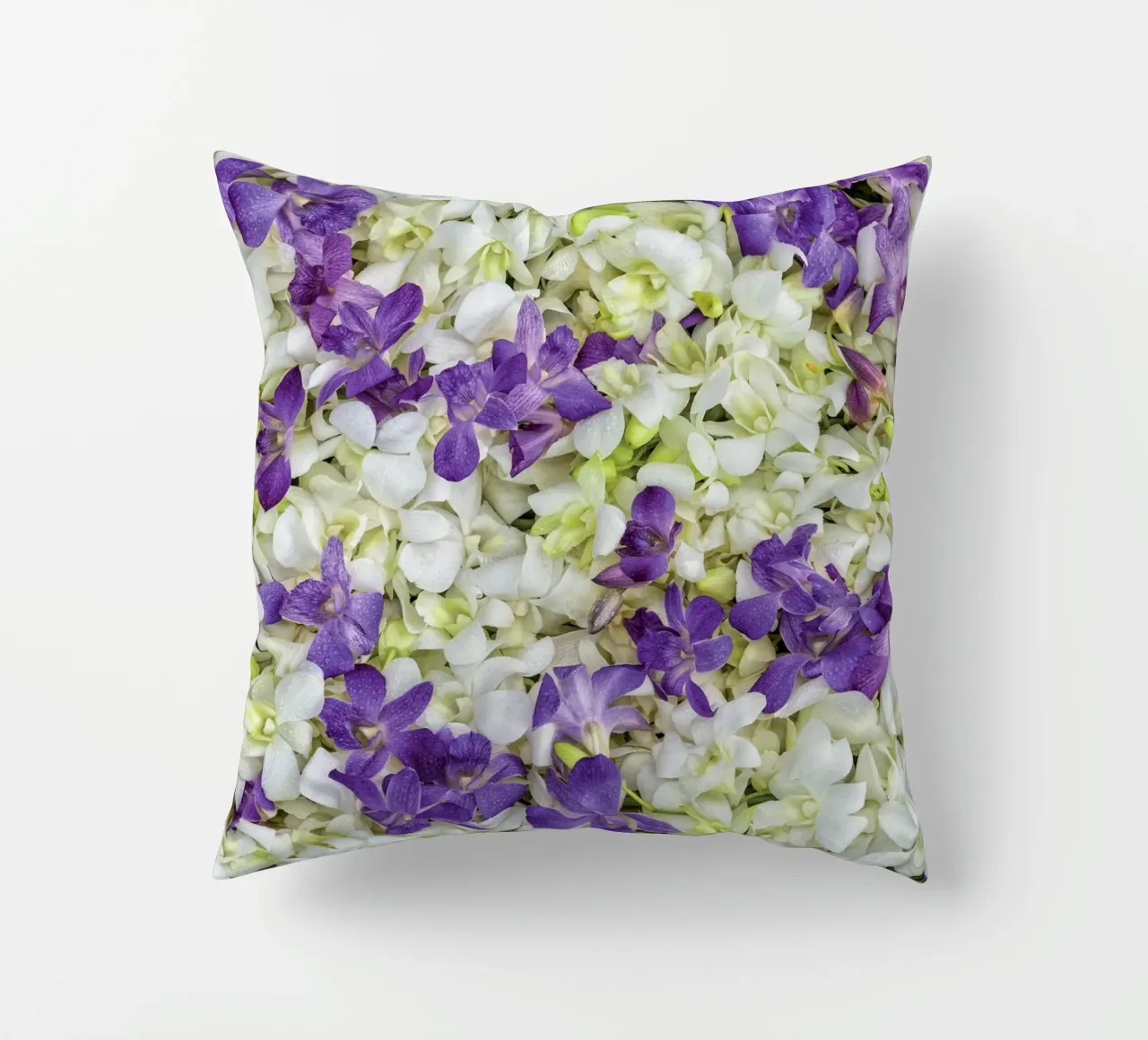 Un tocco di eleganza: Letto di orchidee bianche e viola cuscino da Curious Collections by Marielle Leenders