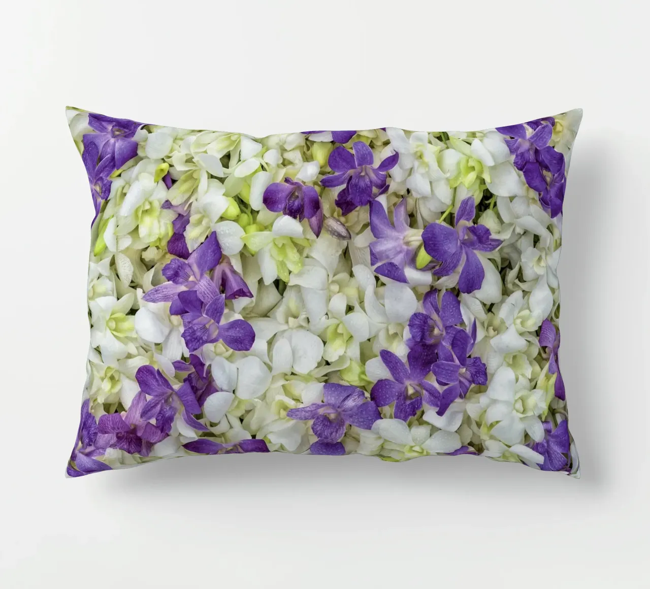 Un tocco di eleganza: Letto di orchidee bianche e viola cuscino da Curious Collections by Marielle Leenders