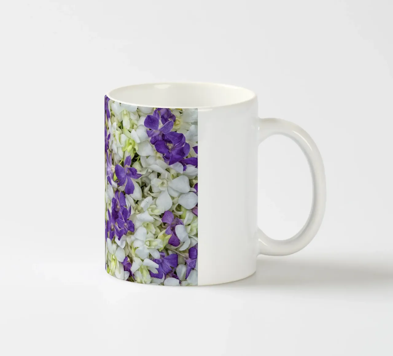 Un tocco di eleganza: Letto di orchidee bianche e viola tazza in ceramica da Curious Collections by Marielle Leenders