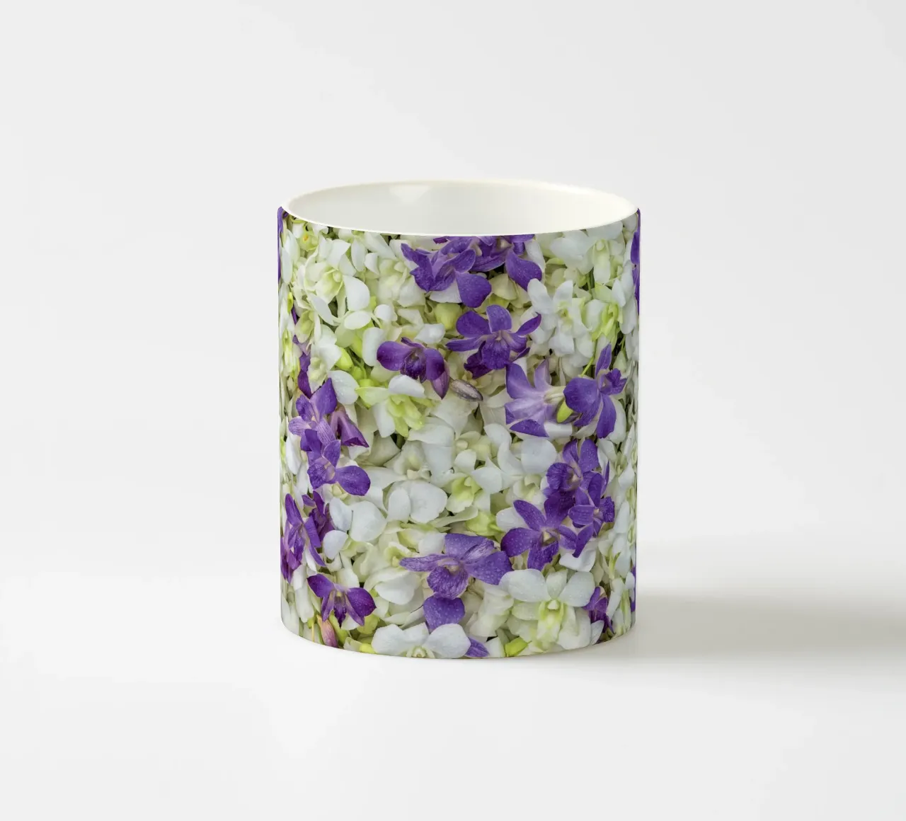 Un tocco di eleganza: Letto di orchidee bianche e viola tazza in ceramica da Curious Collections by Marielle Leenders