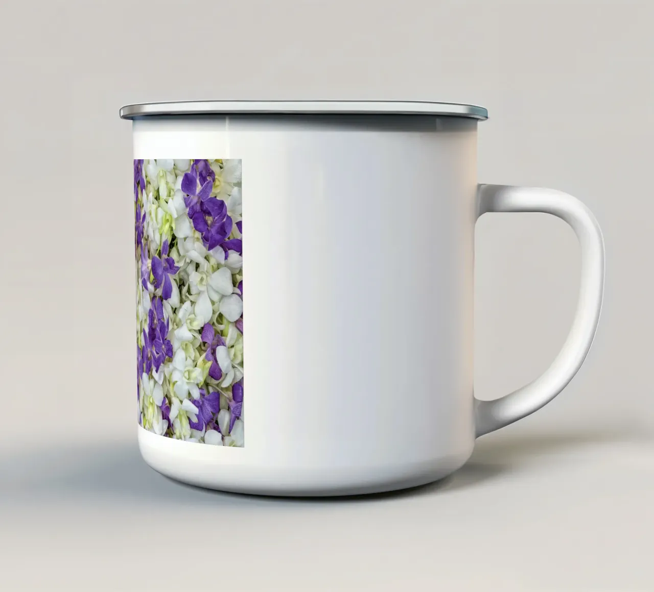 Un tocco di eleganza: Letto di orchidee bianche e viola tazza in smalto da Curious Collections by Marielle Leenders