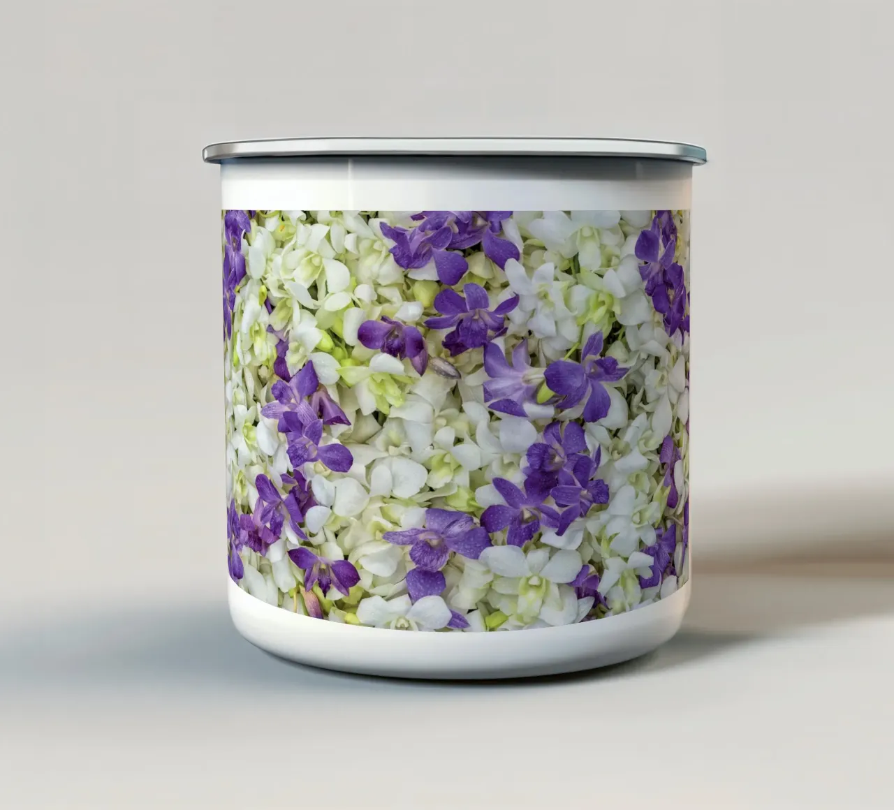 Un tocco di eleganza: Letto di orchidee bianche e viola tazza in smalto da Curious Collections by Marielle Leenders