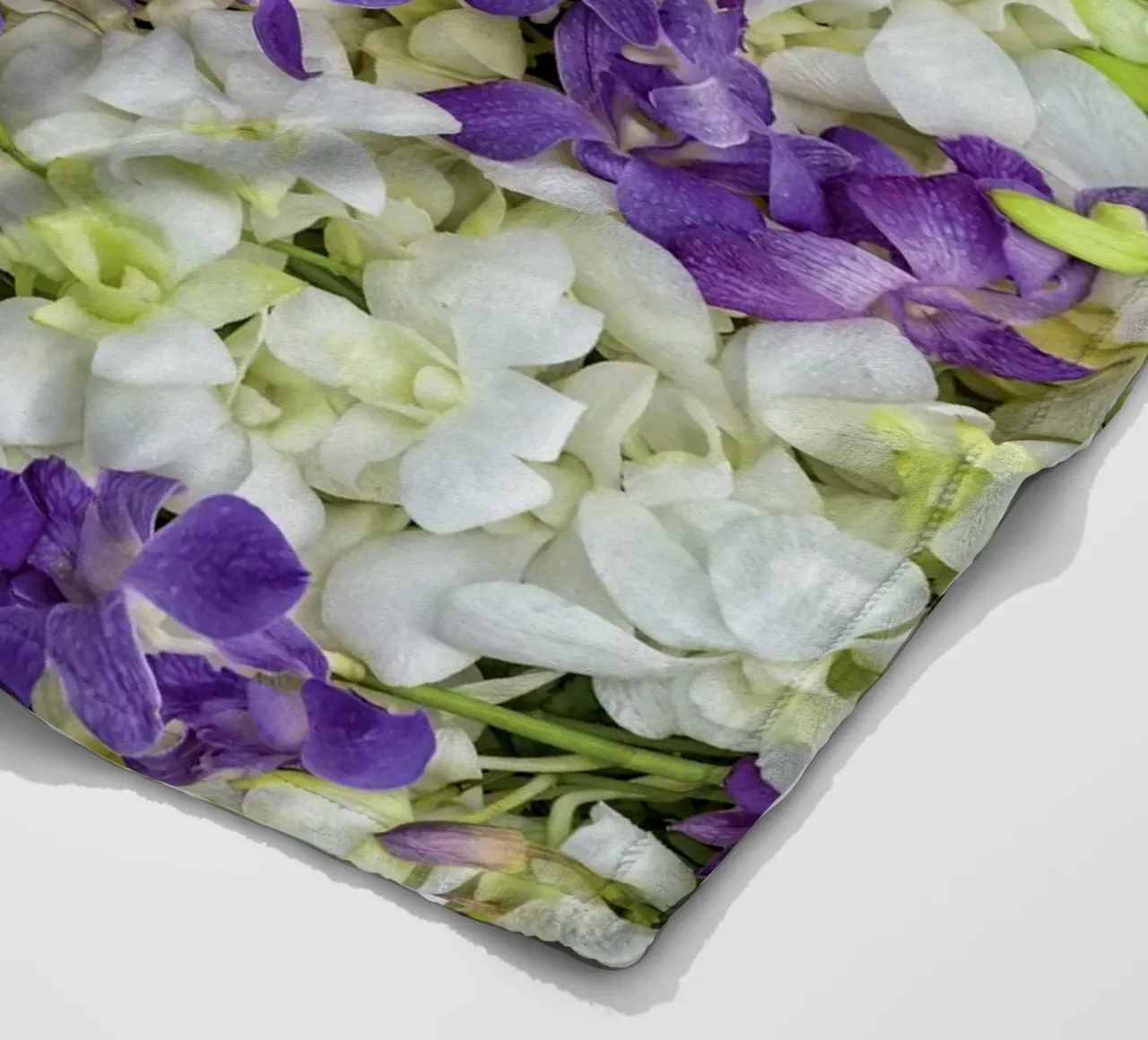 Un tocco di eleganza: Letto di orchidee bianche e viola coperta in pile da Curious Collections by Marielle Leenders