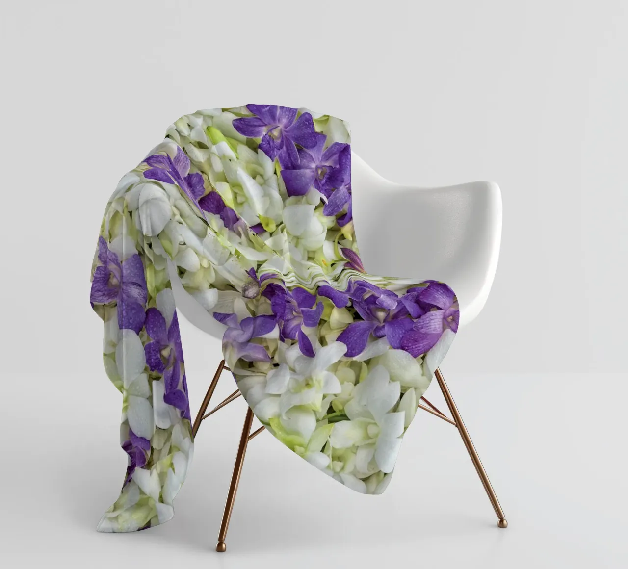 Un tocco di eleganza: Letto di orchidee bianche e viola coperta in pile da Curious Collections by Marielle Leenders