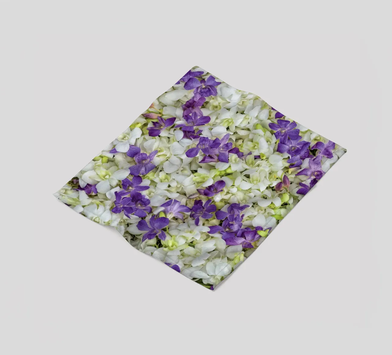 Un tocco di eleganza: Letto di orchidee bianche e viola coperta in pile da Curious Collections by Marielle Leenders