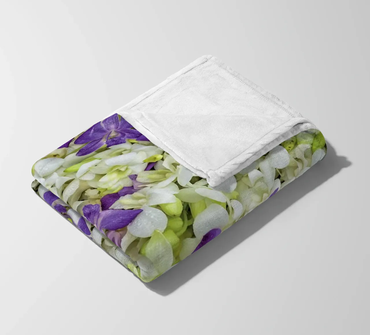 Un tocco di eleganza: Letto di orchidee bianche e viola coperta in pile da Curious Collections by Marielle Leenders