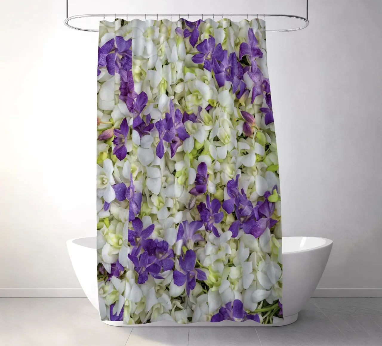 Un tocco di eleganza: Letto di orchidee bianche e viola tenda da doccia da Curious Collections by Marielle Leenders