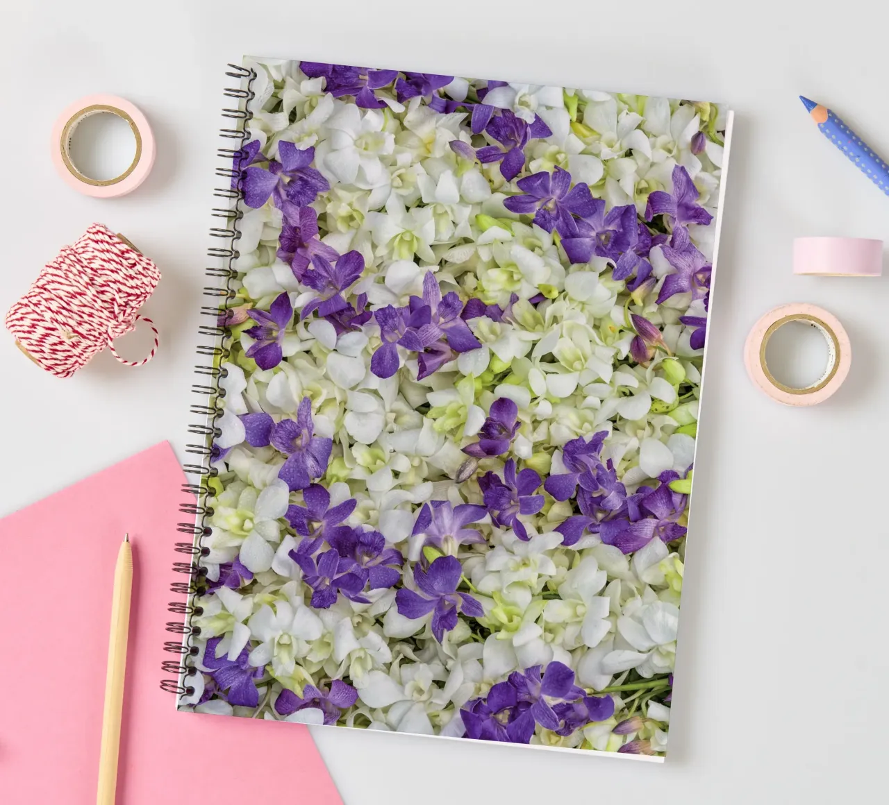 Un tocco di eleganza: Letto di orchidee bianche e viola diario ad anelli da Curious Collections by Marielle Leenders