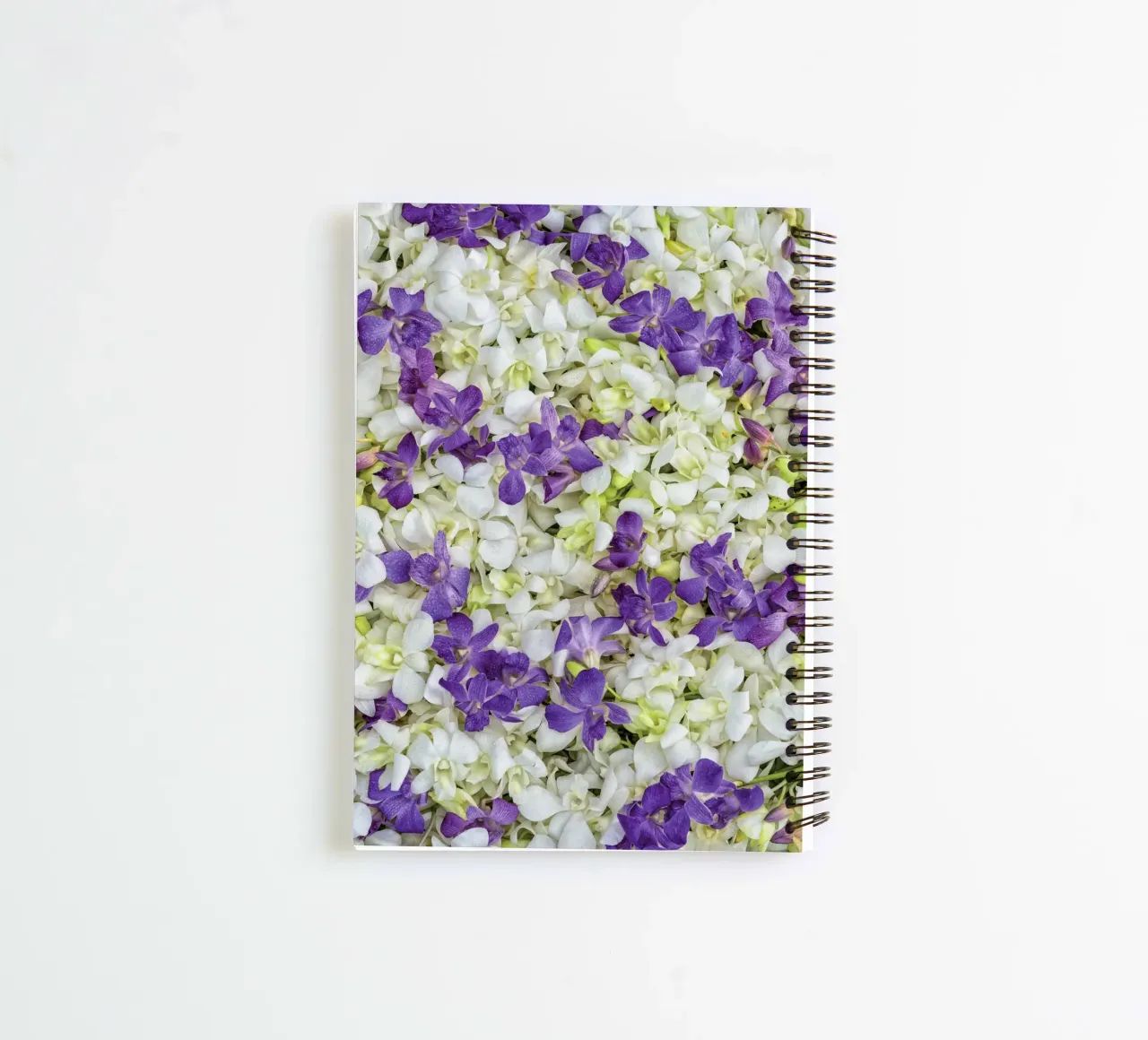Un tocco di eleganza: Letto di orchidee bianche e viola diario ad anelli da Curious Collections by Marielle Leenders