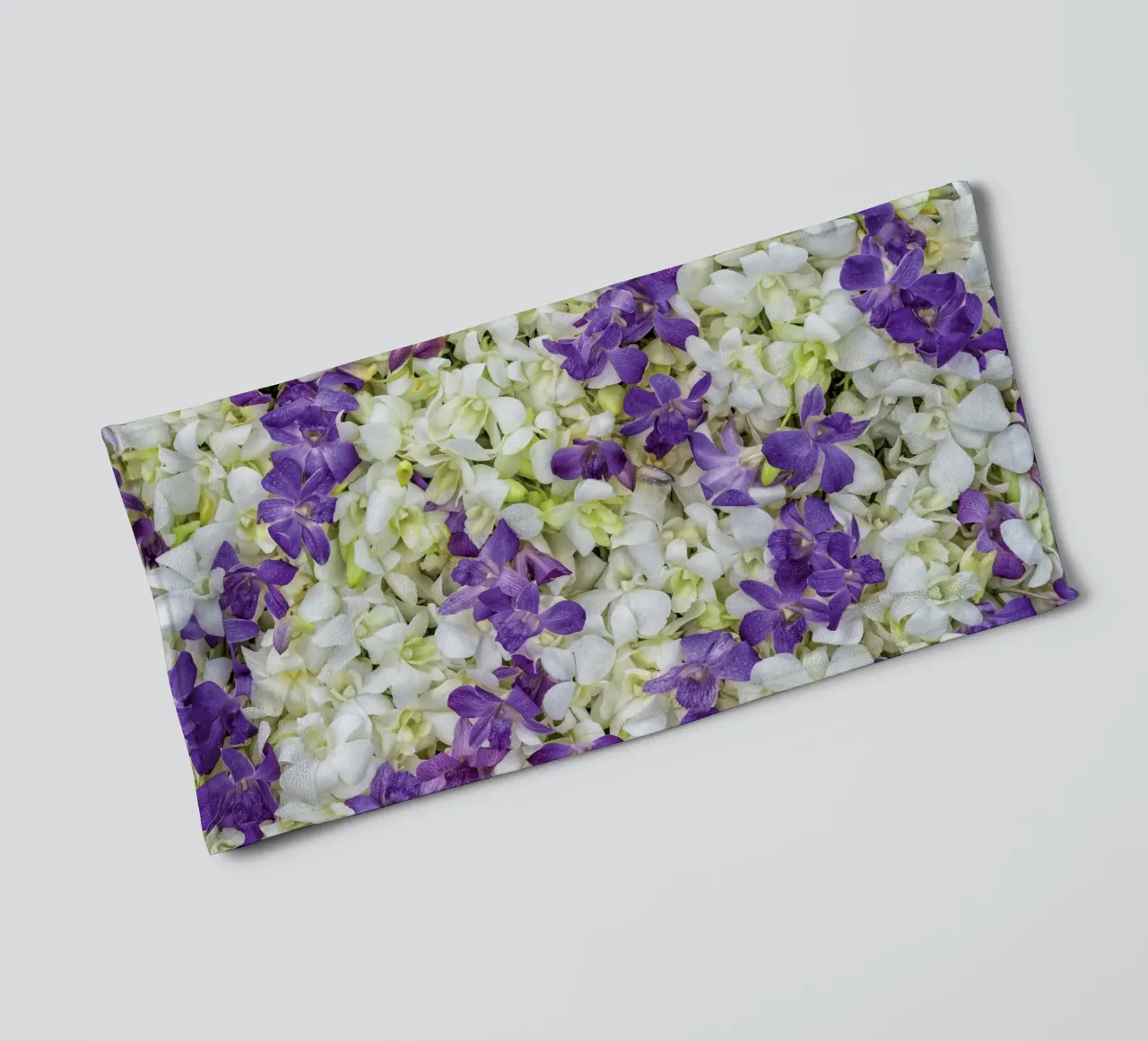 Un tocco di eleganza: Letto di orchidee bianche e viola asciugamano da bagno da Curious Collections by Marielle Leenders