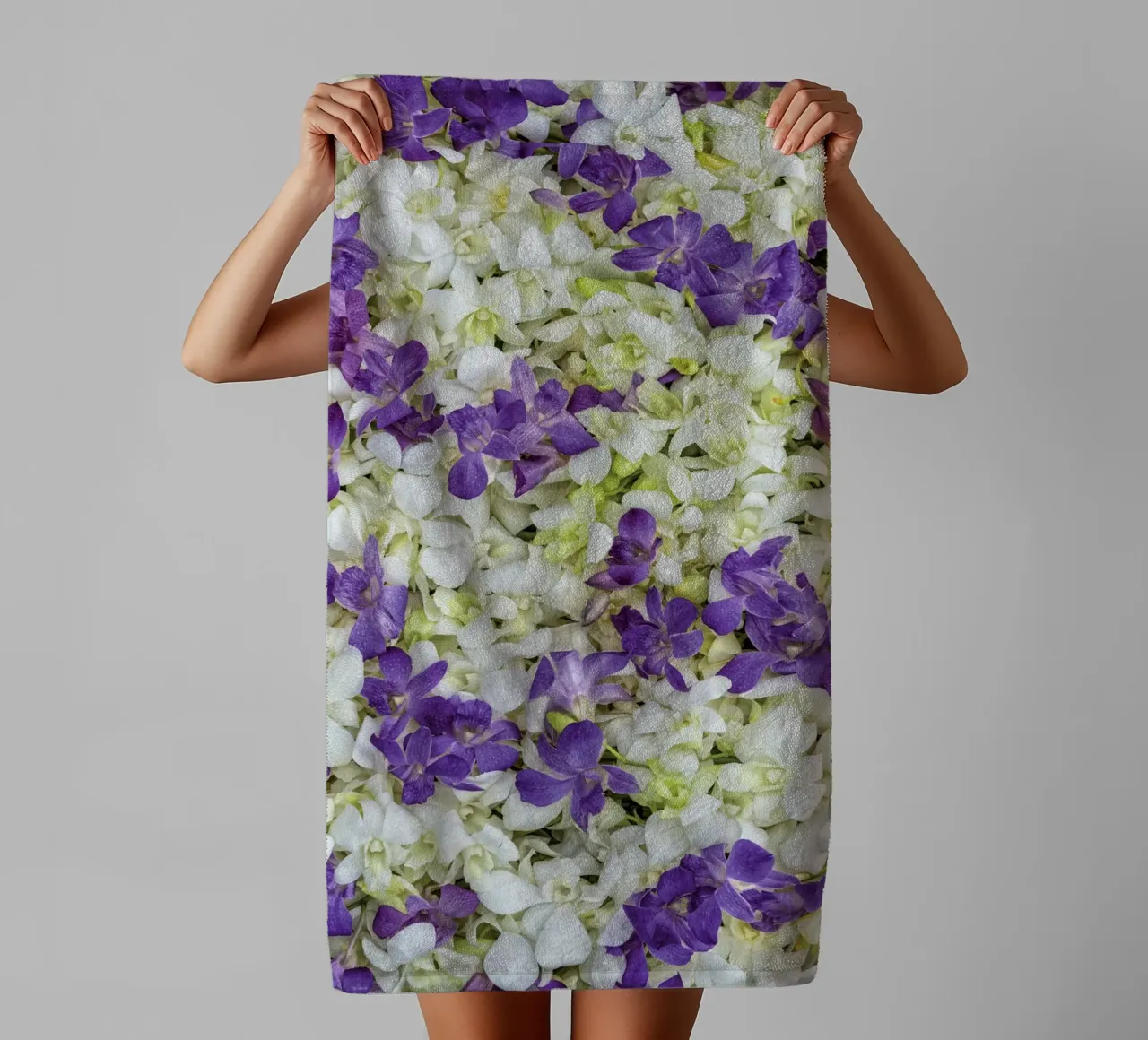 Un tocco di eleganza: Letto di orchidee bianche e viola asciugamano da bagno da Curious Collections by Marielle Leenders