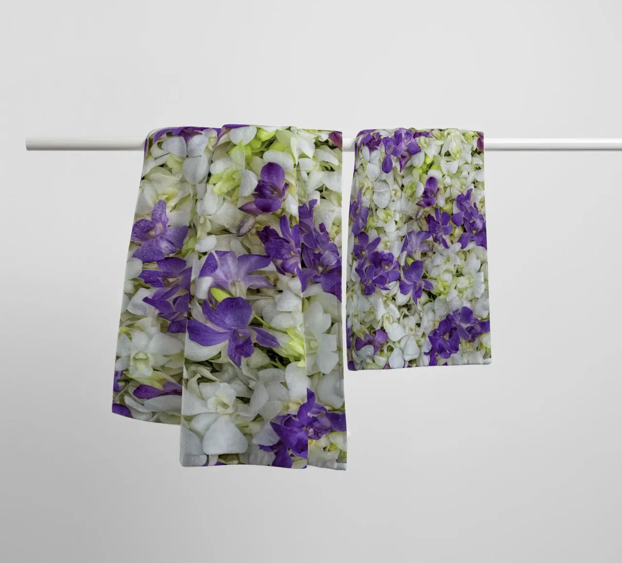 Un tocco di eleganza: Letto di orchidee bianche e viola asciugamano da bagno da Curious Collections by Marielle Leenders