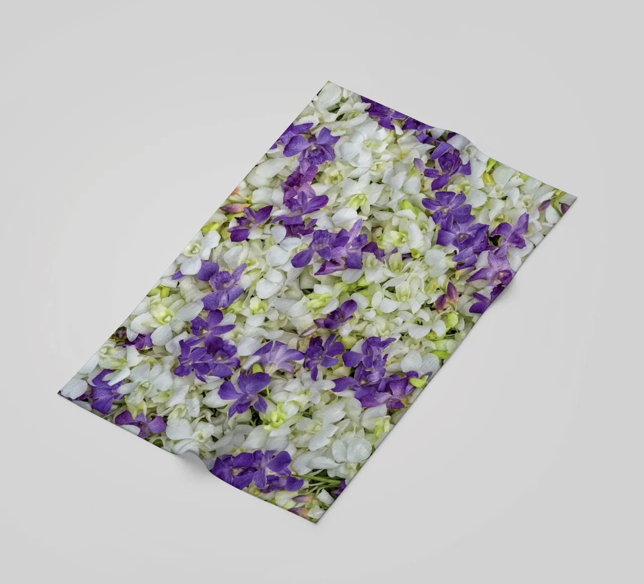 Un tocco di eleganza: Letto di orchidee bianche e viola telo mare da Curious Collections by Marielle Leenders