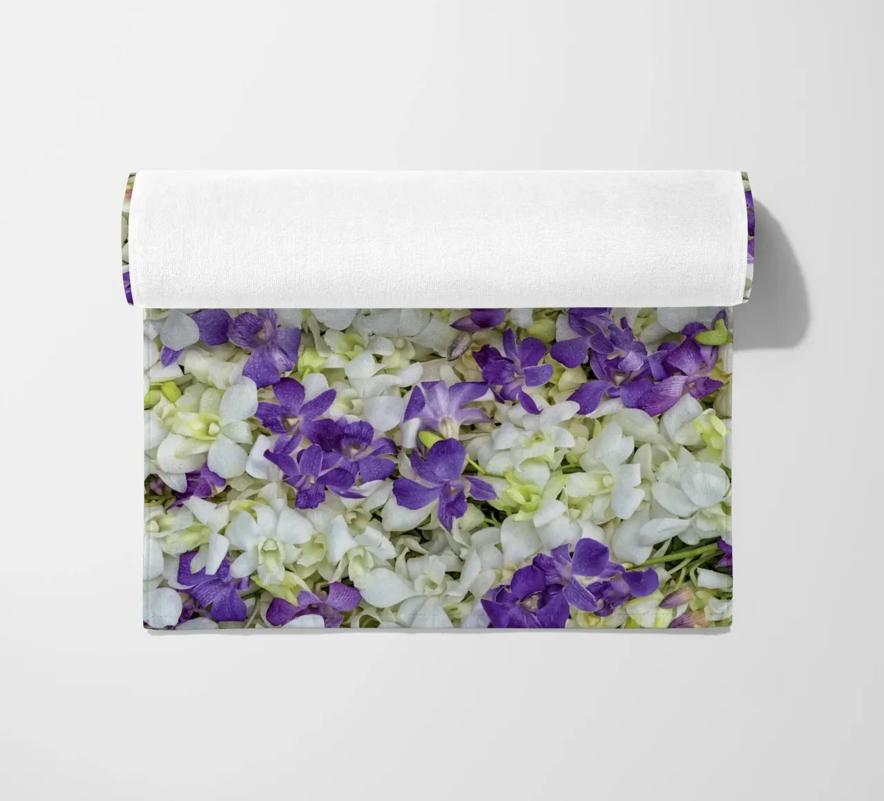 Un tocco di eleganza: Letto di orchidee bianche e viola telo mare da Curious Collections by Marielle Leenders