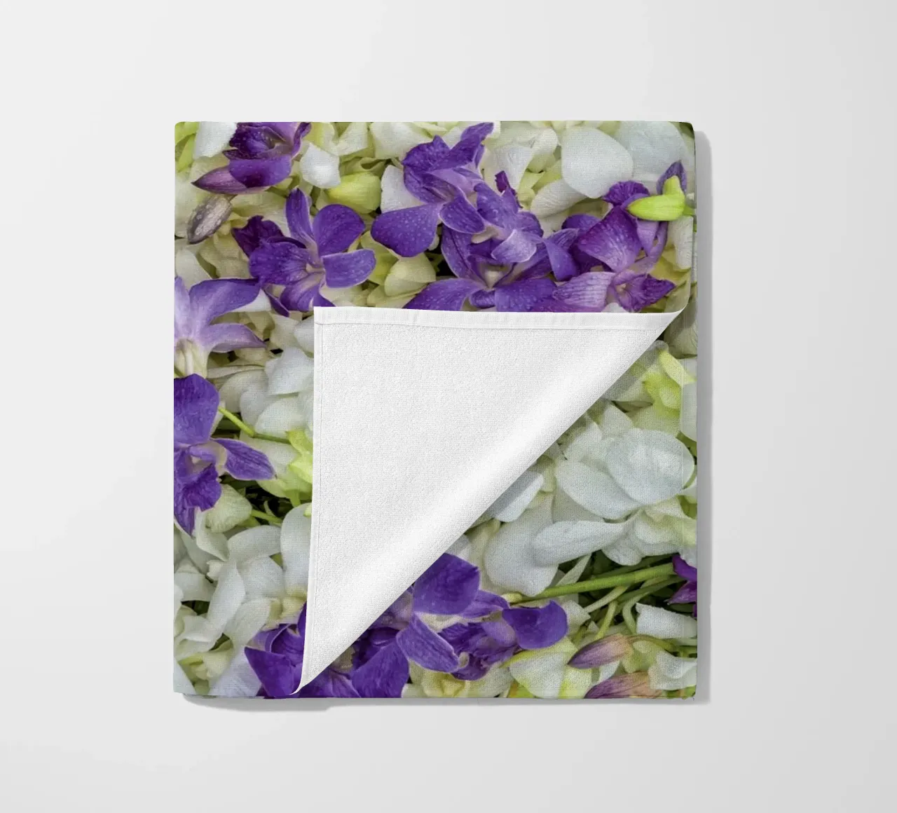 Un tocco di eleganza: Letto di orchidee bianche e viola telo mare da Curious Collections by Marielle Leenders