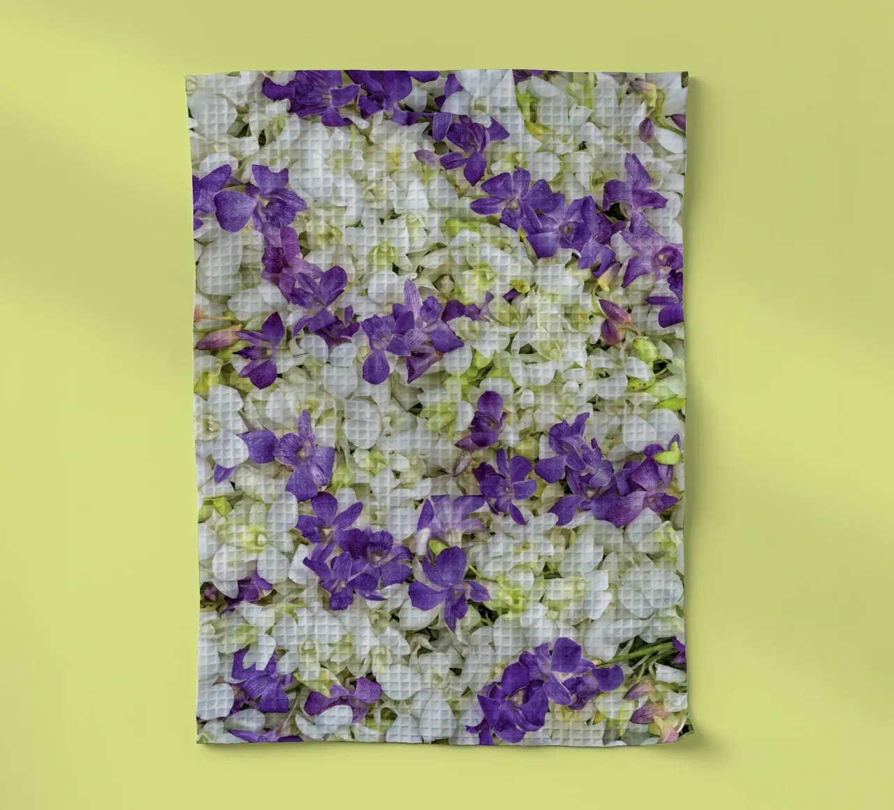 Un tocco di eleganza: Letto di orchidee bianche e viola canovaccio da cucina da Curious Collections by Marielle Leenders