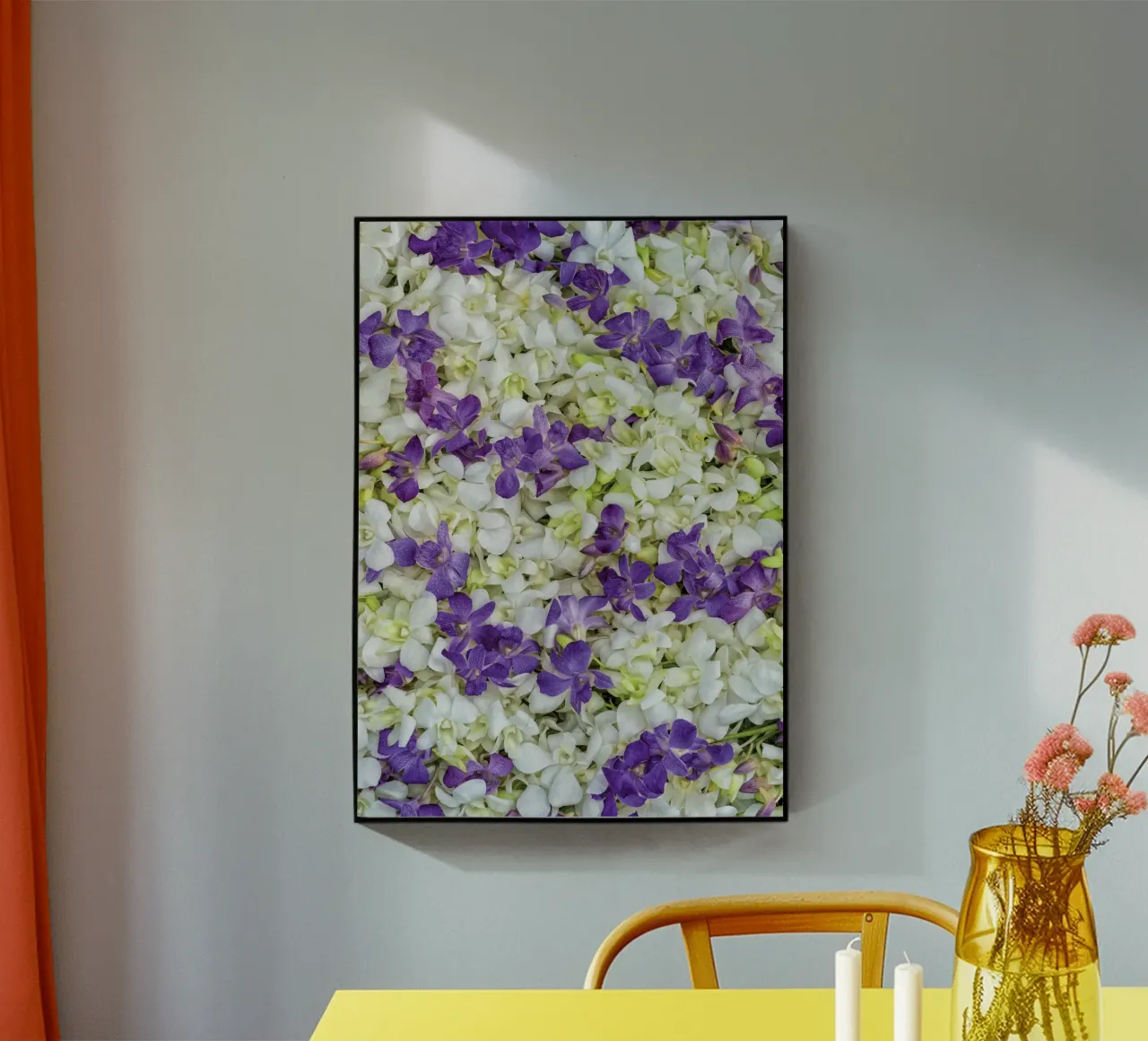 Un tocco di eleganza: Letto di orchidee bianche e viola plexiglass da Curious Collections by Marielle Leenders