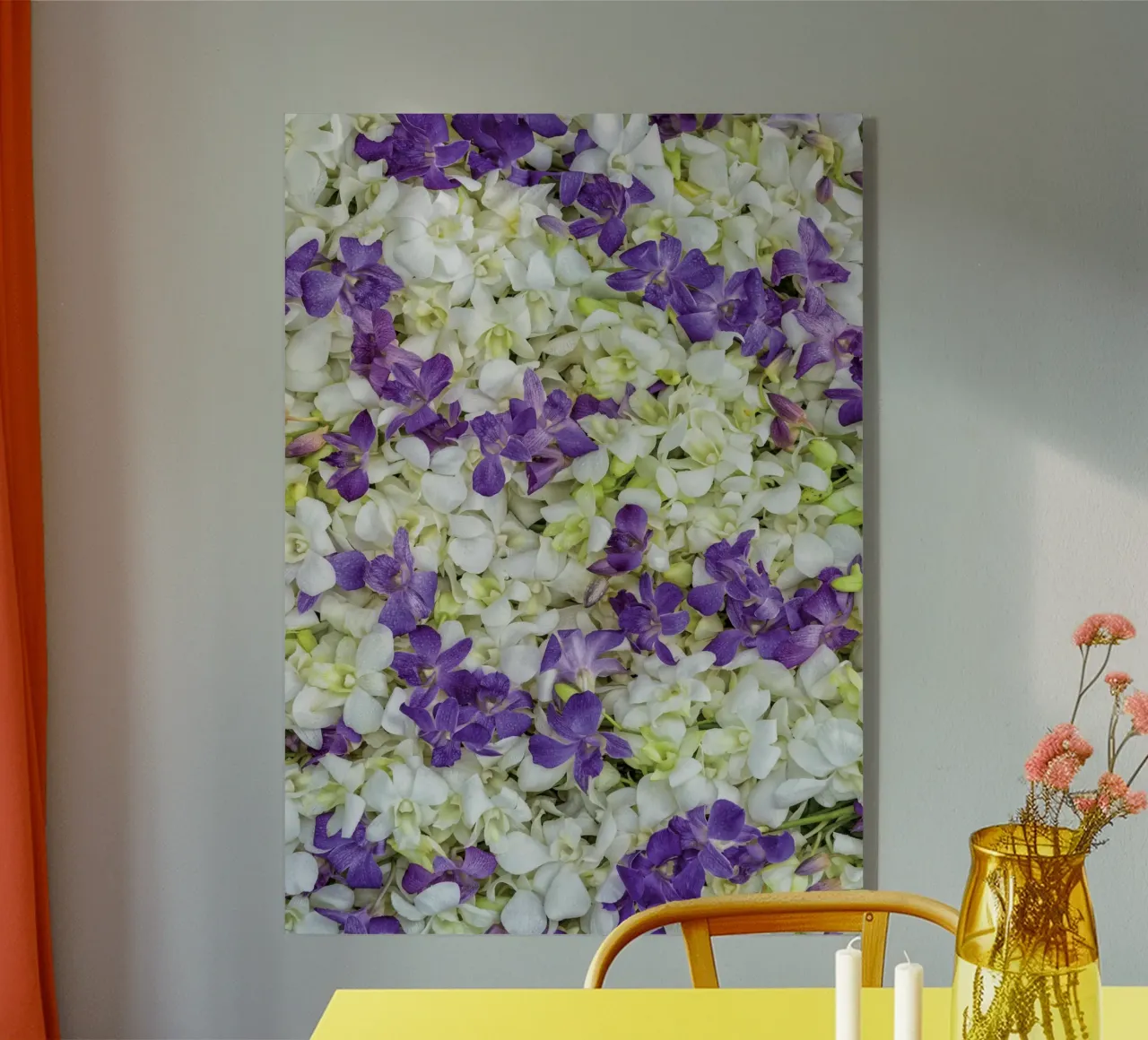 Un tocco di eleganza: Letto di orchidee bianche e viola plexiglass da Curious Collections by Marielle Leenders