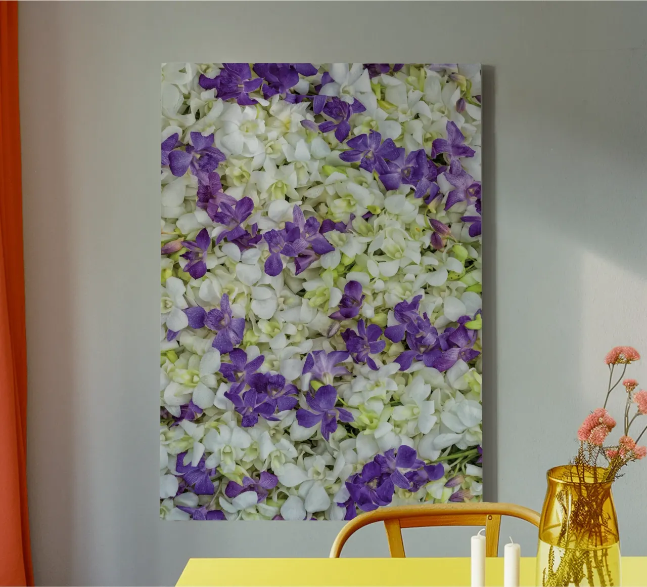 Un tocco di eleganza: Letto di orchidee bianche e viola tela da Curious Collections by Marielle Leenders