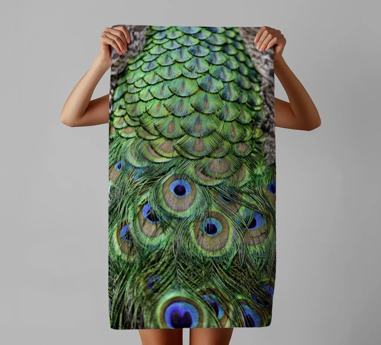 Peacock Feathers – Nature's Vibrant Masterpiece asciugamano da bagno da Curious Collections by Marielle Leenders