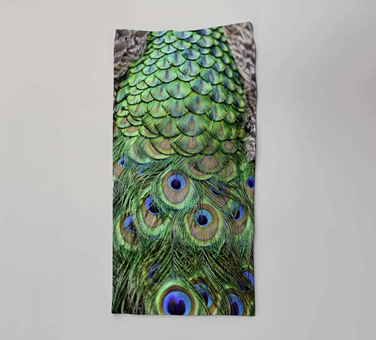 Peacock Feathers – Nature's Vibrant Masterpiece asciugamano da bagno da Curious Collections by Marielle Leenders
