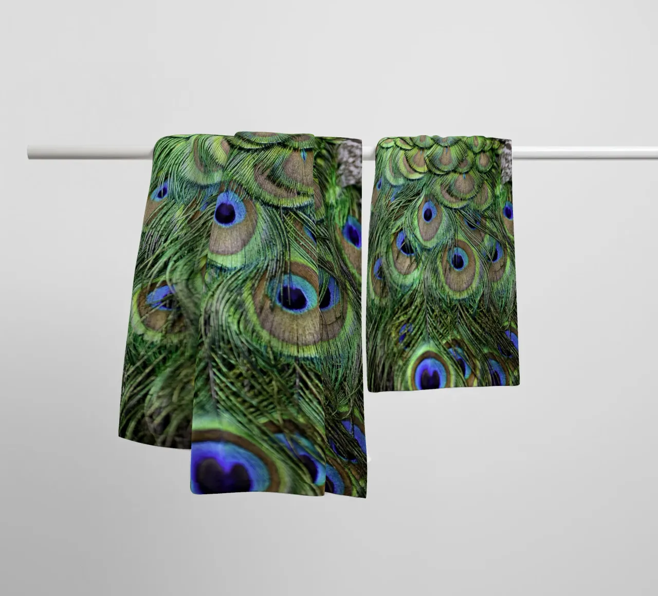 Peacock Feathers – Nature's Vibrant Masterpiece asciugamano da bagno da Curious Collections by Marielle Leenders